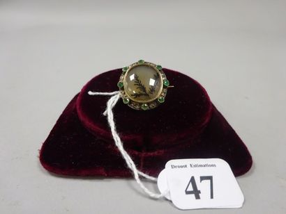 Petite broche ovale en or jaune (750) et...