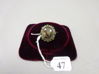 Petite broche ovale en or jaune (750) et...