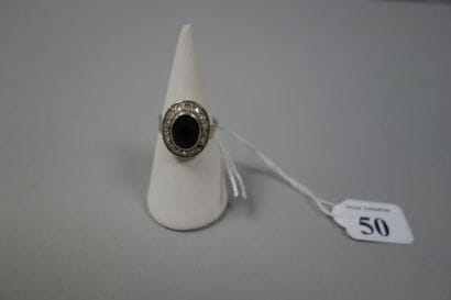 Bague en or gris (750) ornée d'un saphir...