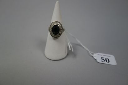 Bague en or gris (750) ornée d'un saphir...