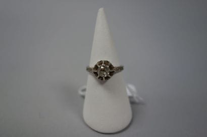 Bague en or blanc (750) ornée d'un diamant...