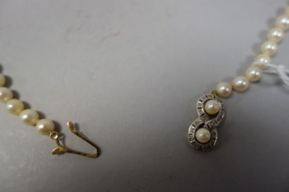 Long collier de perles de culture en légère...