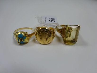 Lot comprenant : 

- Bague chevalière en...