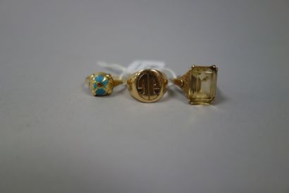 Lot comprenant : 

- Bague chevalière en...