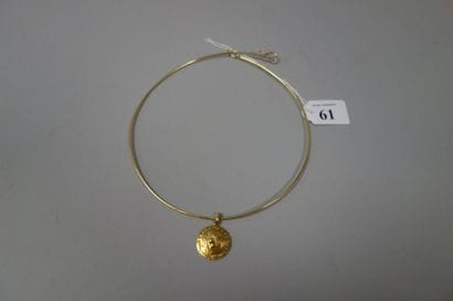 Collier rigide en or jaune (750) formé d'un...