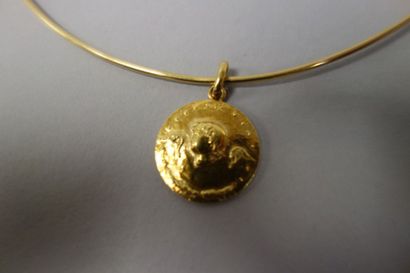 Collier rigide en or jaune (750) formé d'un...