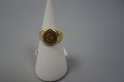 Bague chevalière en or jaune (750) à chiffre...