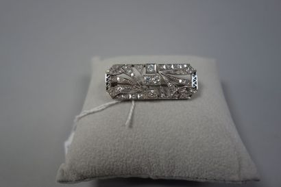 Broche plaque en or gris (750) de forme rectangulaire...