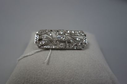 Broche plaque en or gris (750) de forme rectangulaire...