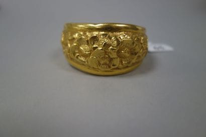 Bracelet manchette en or jaune (750) à décor...