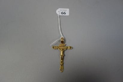 Pendentif en or jaune (750) formant un crucifix....