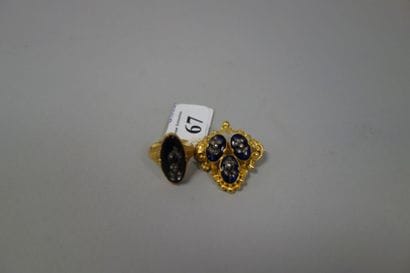 Broche et bague en or jaune (750) ornées...