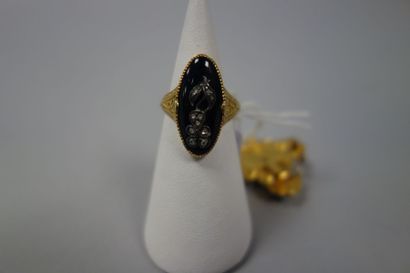 Broche et bague en or jaune (750) ornées...
