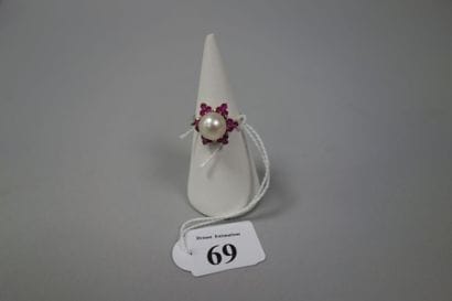 Bague de forme étoilée en or gris (750) centrée...