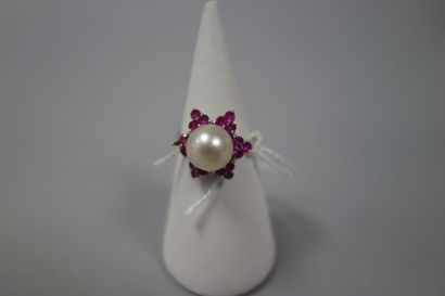 Bague de forme étoilée en or gris (750) centrée...