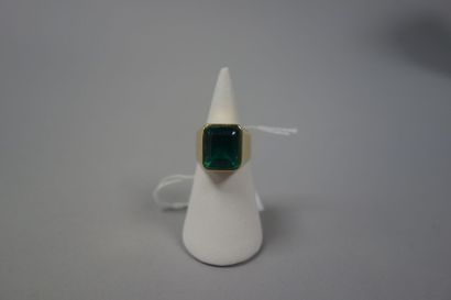 Bague chevalière en or jaune (750) ornée...
