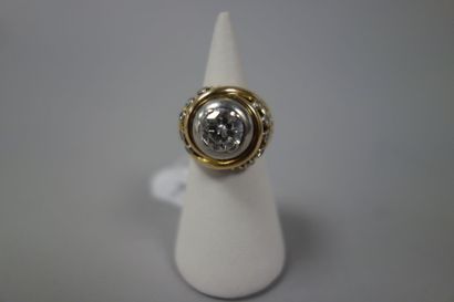 Bague dôme en or jaune (750) et platine (950)...