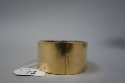 Bracelet manchette ouvrant en or jaune (750)...