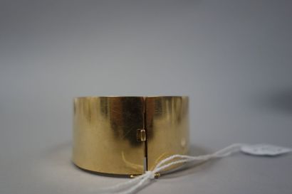 Bracelet manchette ouvrant en or jaune (750)...