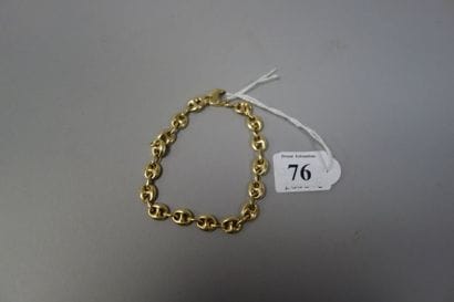 Bracelet en or jaune (750) à maille grain...