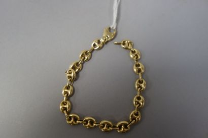 Bracelet en or jaune (750) à maille grain...