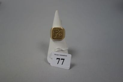 Bague chevalière en or jaune (750) chiffrée...