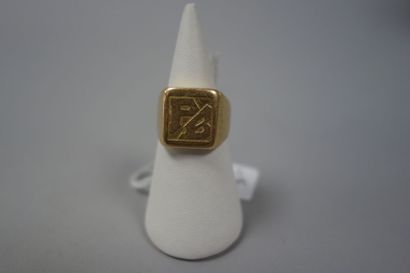 Bague chevalière en or jaune (750) chiffrée...