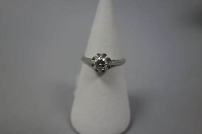 Bague solitaire en or gris (750) ornée d'un...