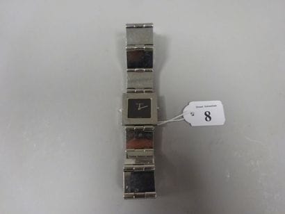 GUCCI, modèle 600 J

Montre bracelet de dame...