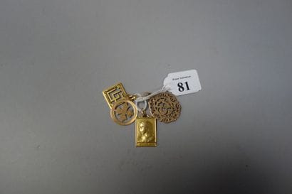 Quatre pendentifs en or jaune (750) religieux,...