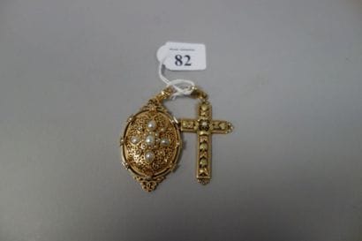 Deux pendentifs (dont une croix) en or jaune...