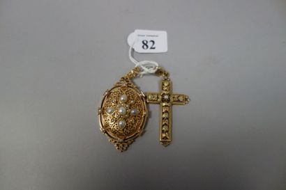 Deux pendentifs (dont une croix) en or jaune...