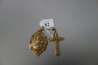 Deux pendentifs (dont une croix) en or jaune...