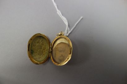 Deux pendentifs porte-photos en or jaune...