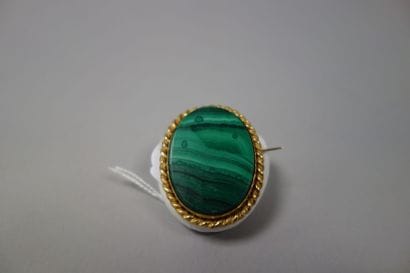 Broche ovale formée d'un plaque de malachite,...
