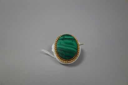 Broche ovale formée d'un plaque de malachite,...