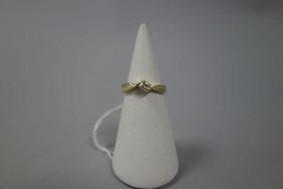 Bague en or jaune (750) ornée d'un petit...