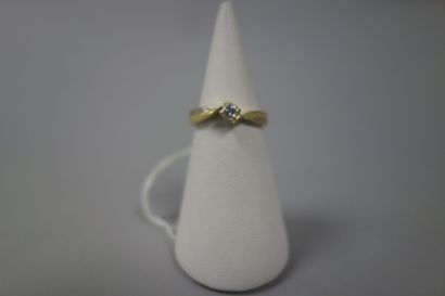 Bague en or jaune (750) ornée d'un petit...