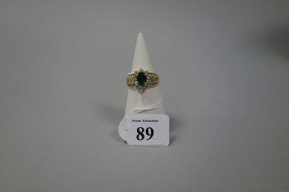 Bague en or jaune (750) centrée d'une émeraude...
