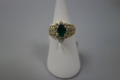 Bague en or jaune (750) centrée d'une émeraude...