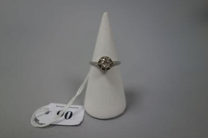 Bague solitaire en or blanc (750) ornée d'un...