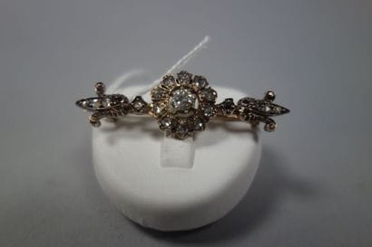 Broche barrette en or jaune (750) et argent...