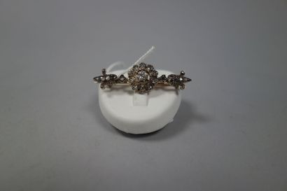 Broche barrette en or jaune (750) et argent...