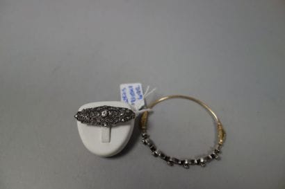 Lot en or jaune (750) et argent (925) comprenant...