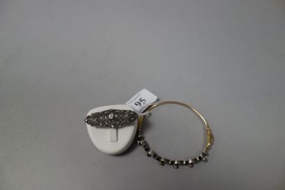 Lot en or jaune (750) et argent (925) comprenant...