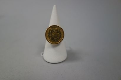 Bague en or jaune (750) ornée d'une pièce...