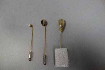 Lot de trois épingles de cravate en or jaune...