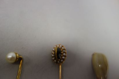 Lot de trois épingles de cravate en or jaune...