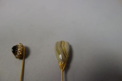 Lot de trois épingles de cravate en or jaune...