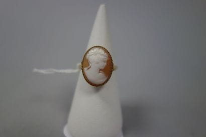Bague en or jaune (750) présentant un camée...